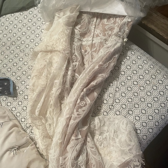 Wedding dress - Picture 4 of 12